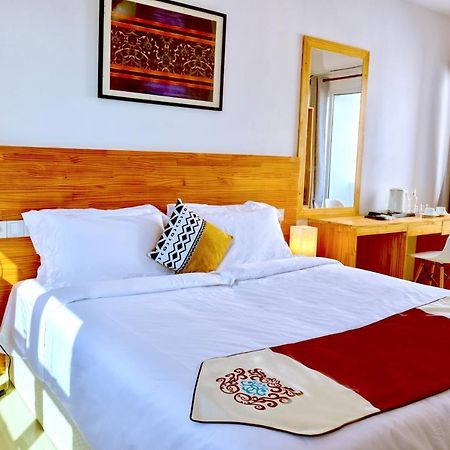 Island Ambience Hotel Maafushi Bagian luar foto